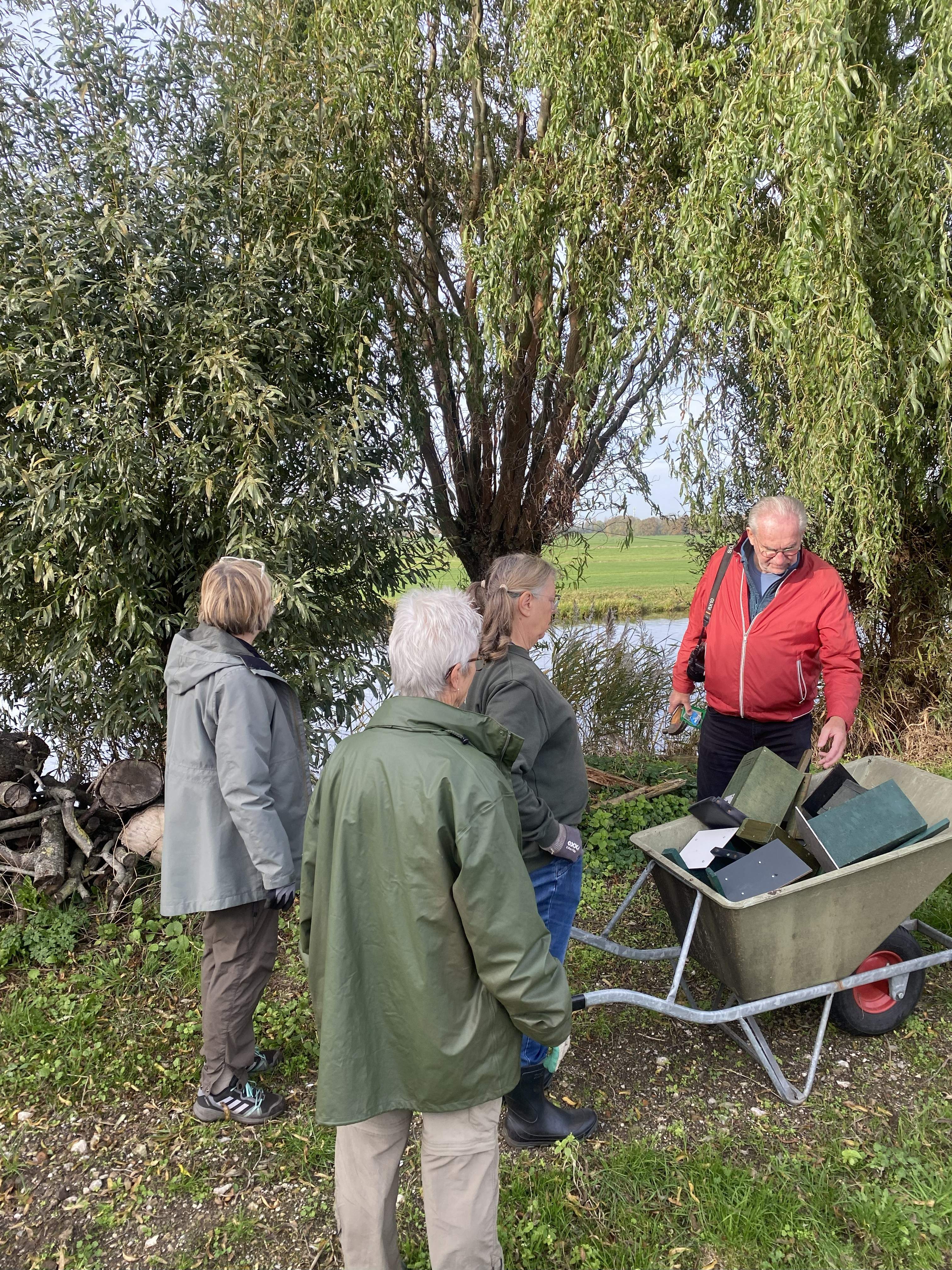 (Hazerswoude). Foto van Rob Eveleens.
Koperwiek vrijwilligers plaatsen de nestkasten